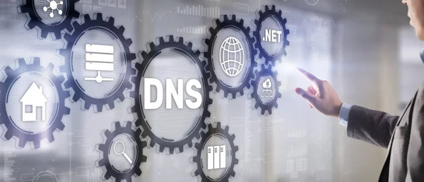 DNS概念商人触及虚拟屏幕 — 图库照片
