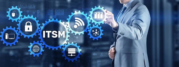 ITSM. Geschäftsmann drückt auf virtuellen Bildschirm IT Service Management. Konzept für das IT-Dienstleistungsmanagement — Stockfoto