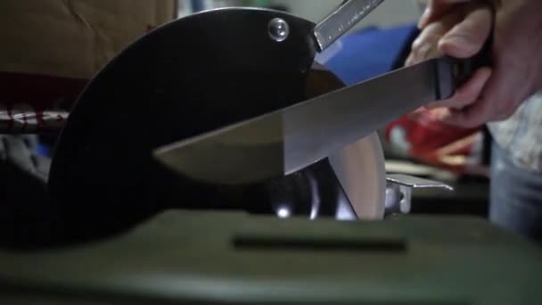 Kniven vässar 250 fps. Slow Motion. Videon innehåller flimmer och vibrationer — Stockvideo