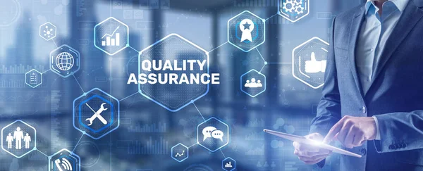 QA Empresario presionando el botón de garantía de calidad en las pantallas virtuales —  Fotos de Stock