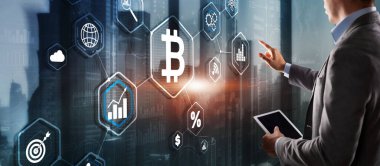 Elim Bitcoin tuşuna basıyor. Modern iş teknolojisi konsepti. Bitcoin, Ethereum