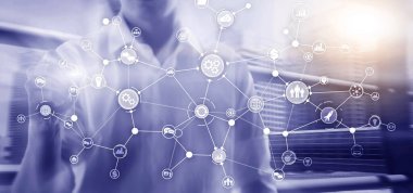 Modern şehir arka planında endüstriyel iş akışı şeması. İş adamları siluetleri.