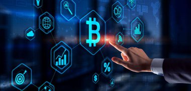 Elim Bitcoin tuşuna basıyor. Modern iş teknolojisi konsepti. Bitcoin, Ethereum