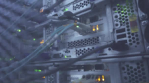 Équipement réseau clignotant. Fils de fibre optique connectés aux ports. Internet haut débit. — Video