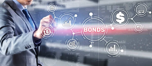 Geschäftsmann klickt auf einen virtuellen Bildschirm. Bond Finance Banking Technology Konzept. Handelsmarktnetzwerk — Stockfoto