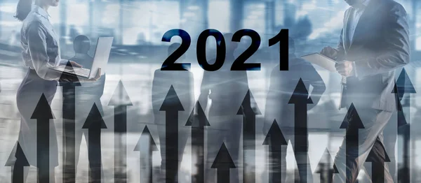 Νέο έτος 2021 Διάγραμμα οικονομικής ανάπτυξης σε θολή επιχειρηματικό υπόβαθρο — Φωτογραφία Αρχείου