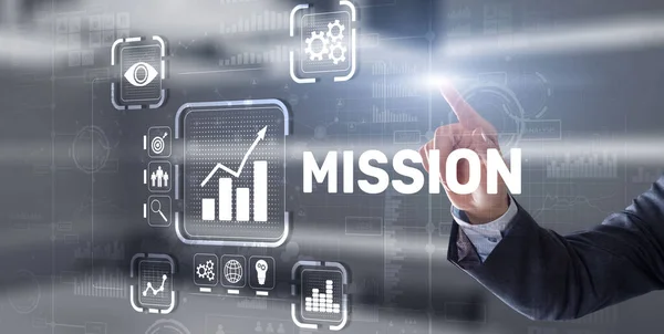 Podnikatel klikne na virtuální obrazovce Mission — Stock fotografie