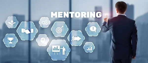 Бизнесмен нажимает надпись "Mentoring". Концепция обучения личностному развитию — стоковое фото