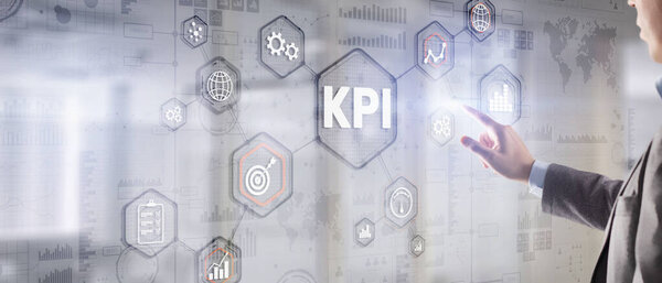 Ключевой показатель эффективности работы. KPI. Бизнесмен предлагает концепцию успеха KPI