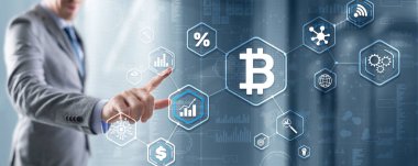 Adam sanal ekran bitcoin simgesine tıklıyor