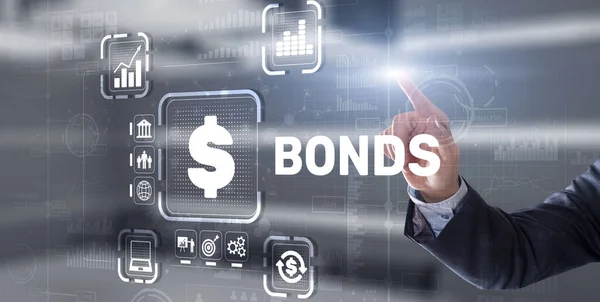 Geschäftsmann klickt auf einen virtuellen Bildschirm. Bond Finance Banking Technology Konzept. Handelsmarktnetzwerk — Stockfoto
