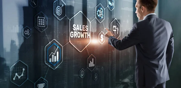 Sales Growth Man klikt op inscriptie op virtueel 3D-scherm — Stockfoto