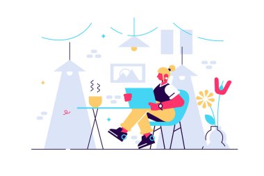 Dizüstü bilgisayarlı rahat koltukta oturan tatlı genç bir kadın.