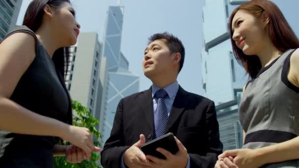Азиатские коллеги по бизнесу используют беспроводной планшет — стоковое видео