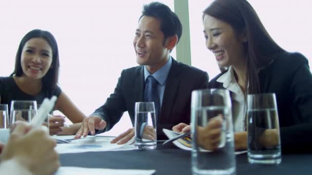 Equipe de negócios discutindo ideias para contrato futuro — Vídeo de Stock