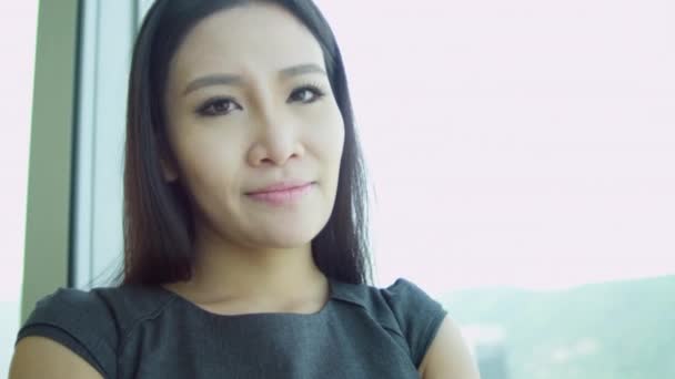 Жіночий китайський фінансовий консультант, посміхаючись на камеру — стокове відео