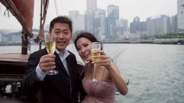 Etniska par njuter av champagne på båten — Stockvideo