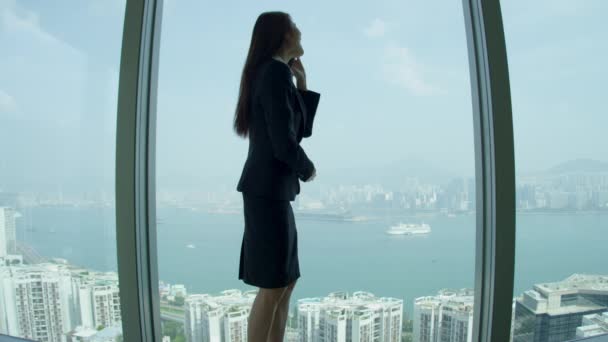 站在现代会议室的亚洲女商人 — 图库视频影像