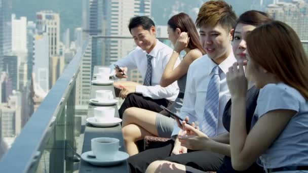 Ludzie biznesowi siedzący w restauracji na dachu — Wideo stockowe
