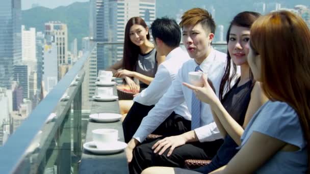 Obchodní lidé sedící na střešní restauraci — Stock video