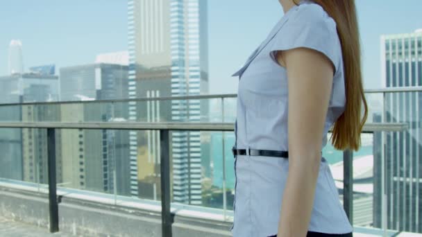 Jeune femme d'affaires asiatique debout sur le toit — Video
