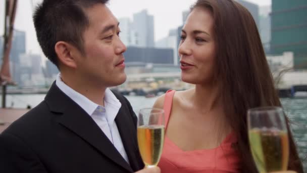 Мульти этническая пара наслаждается шампанским на лодке — стоковое видео