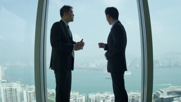 Dirigenti aziendali asiatici in una moderna sala riunioni — Video Stock