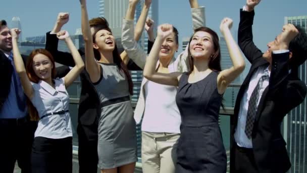 Gente de negocios celebrando el éxito en la azotea de la oficina — Vídeo de stock