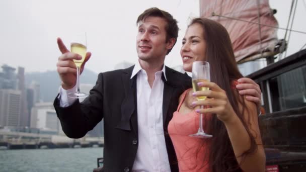 Kaukasisches Paar genießt Champagner auf dem Boot — Stockvideo