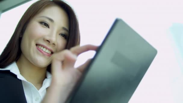 Бізнес-леді за допомогою планшета з сенсорним екраном — стокове відео