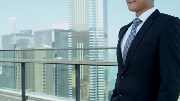Giovane uomo d'affari asiatico in piedi sul tetto — Video Stock