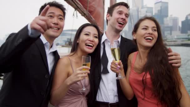 Пары, наслаждающиеся шампанским на лодке — стоковое видео
