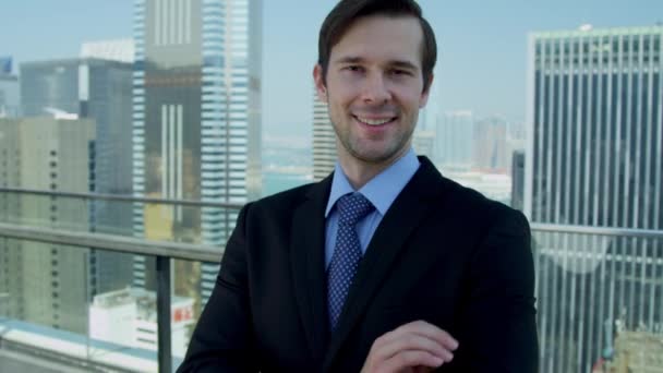 Young caucasian businessman standing on rooftop — Stok video