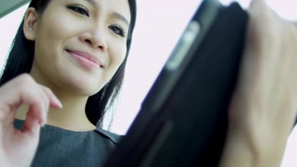 Corretor de ações feminino usando tablet — Vídeo de Stock