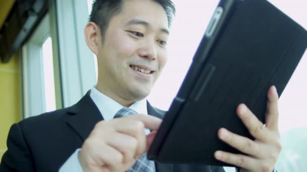 Consulente finanziario asiatico utilizzando tablet — Video Stock