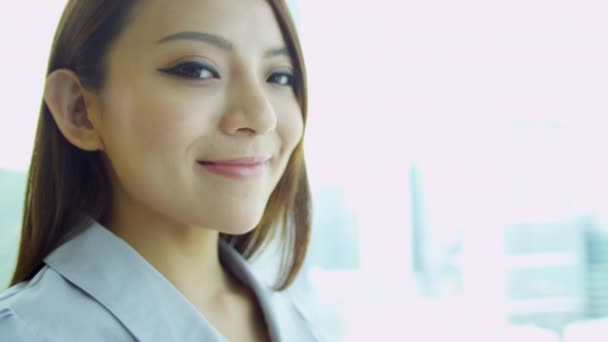 Kameraya gülümseyen kadın Çin mali müşavir — Stok video