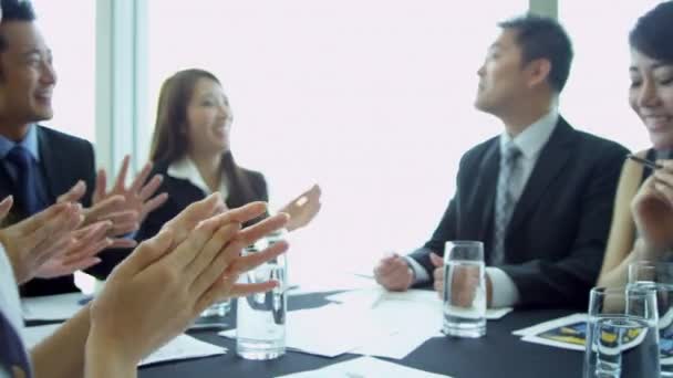 Equipe de negócios que tem conferência na sala de reuniões moderna — Vídeo de Stock