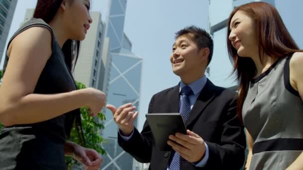 Colleghi di lavoro asiatici utilizzando tablet wireless — Video Stock