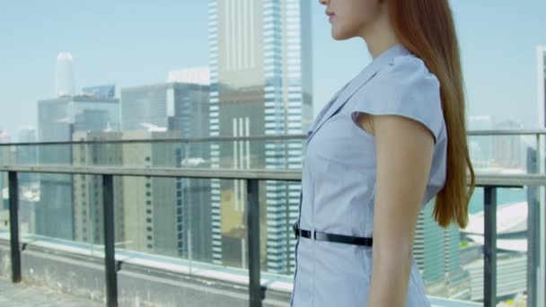 Giovane donna d'affari asiatica in piedi sul tetto — Video Stock