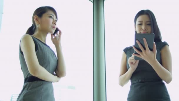 Asiatiche donne d'affari utilizzando smart phone e tablet — Video Stock