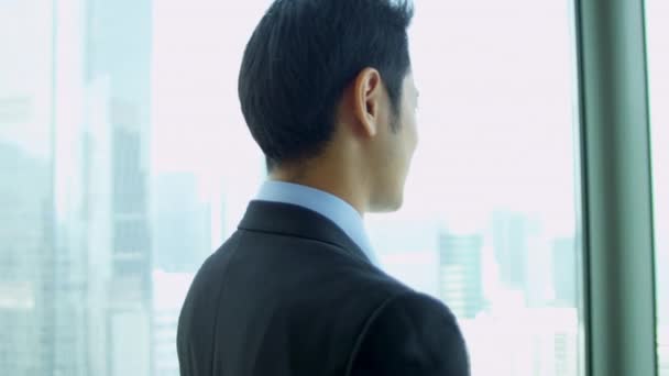 Succesvolle jonge Aziatische Chinese zakenman — Stockvideo