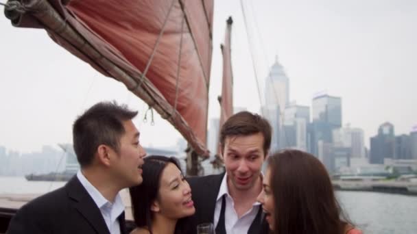 Couples dégustant du champagne sur le bateau — Video