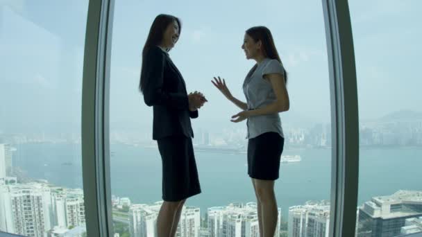 Les femmes d'affaires asiatiques se réunissent dans la salle de conférence moderne — Video