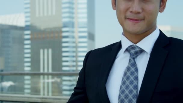 Jovem asiático empresário de pé no telhado — Vídeo de Stock
