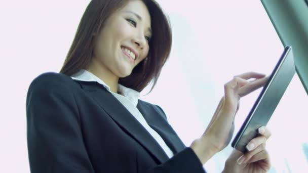 Деловая женщина с помощью планшета сенсорного экрана — стоковое видео