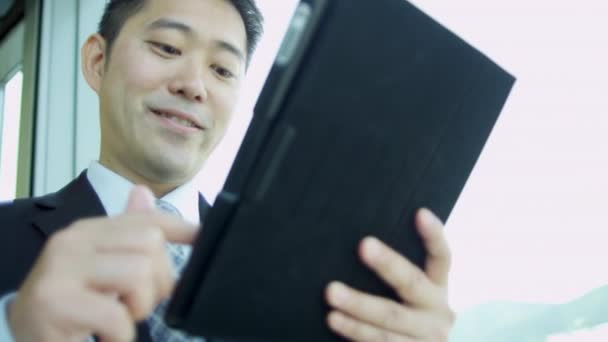 Asesor financiero asiático usando tableta — Vídeos de Stock