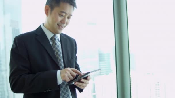 Азиатский финансовый консультант с помощью планшета — стоковое видео