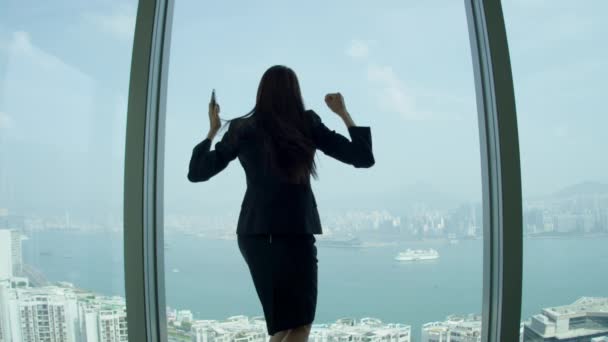 Asiatisk affärskvinna stående i modernt styrelserum — Stockvideo
