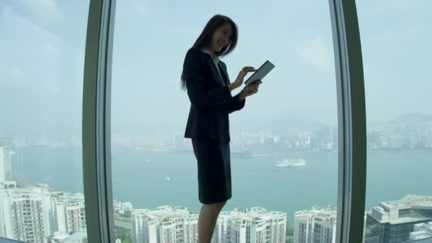 Businesswoman using touch screen tablet — Stock Video