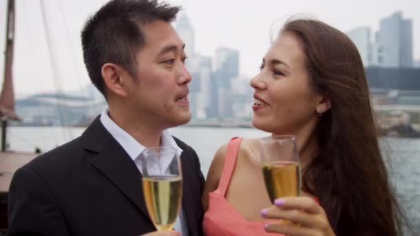 Multi etnikai pár élvezi a hajón pezsgő — Stock videók